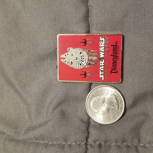 Disneyland Star Wars Galaxy's Edge 2019 Red Travel Pin Millennium Falcon - Picture 3 of 3